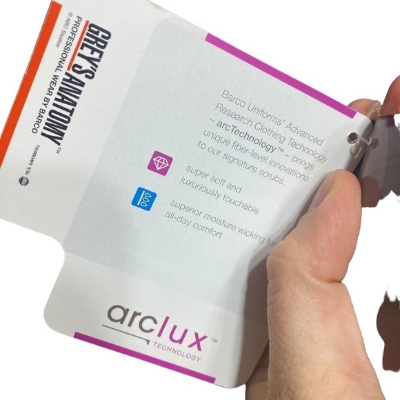 NWT Grey’s Anatomy Men’s 3 Pocket Wine Scrub Top Size Small - Picture 6 of 6